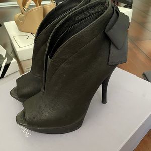 Vera Wang beautiful bootie